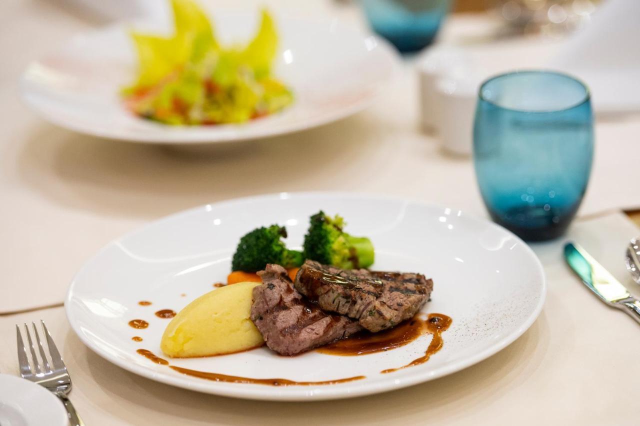 Hotel Barcelo Al Jaddaf, Dubaj Zewnętrze zdjęcie A plate of food